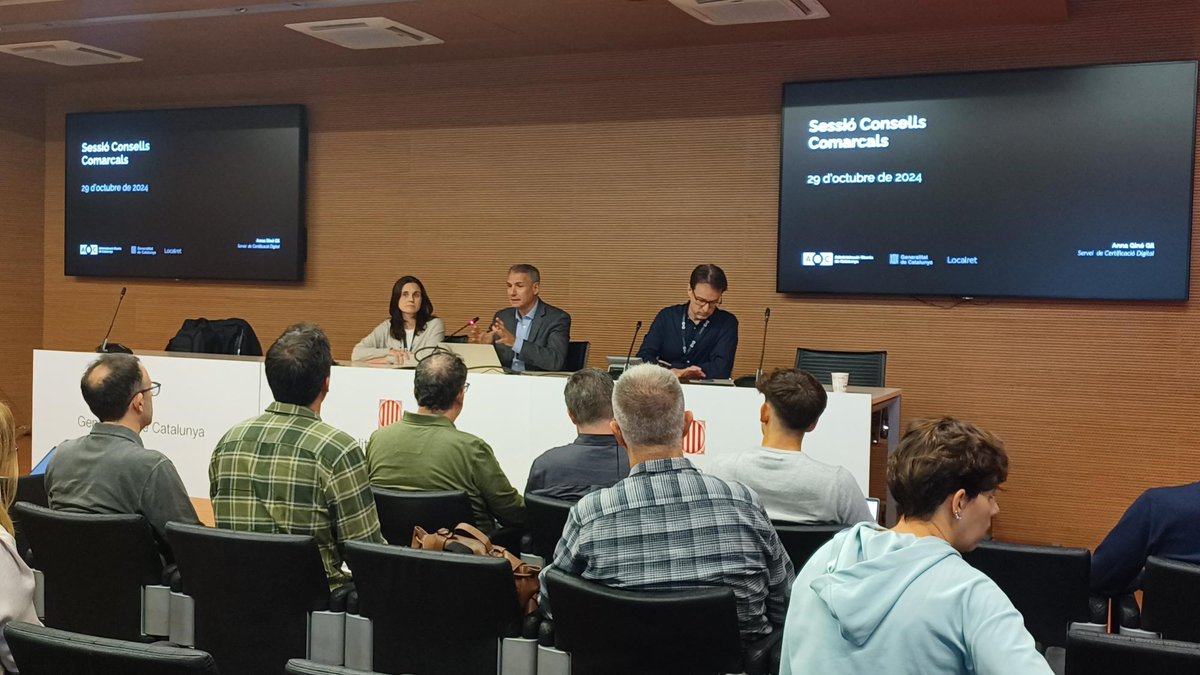 ConsorciAOC's tweet photo. El director de l'AOC, @MiquelEstape, dona la benvinguda als #consellsComarcals en la sessió celebrada per exposar les novetats dels #serveisAOC: #EACAT, #VIAOBERTA, #ENOTUM, #ETRAM i #REPRESENTA. https://t.co/0t4usGRNvT