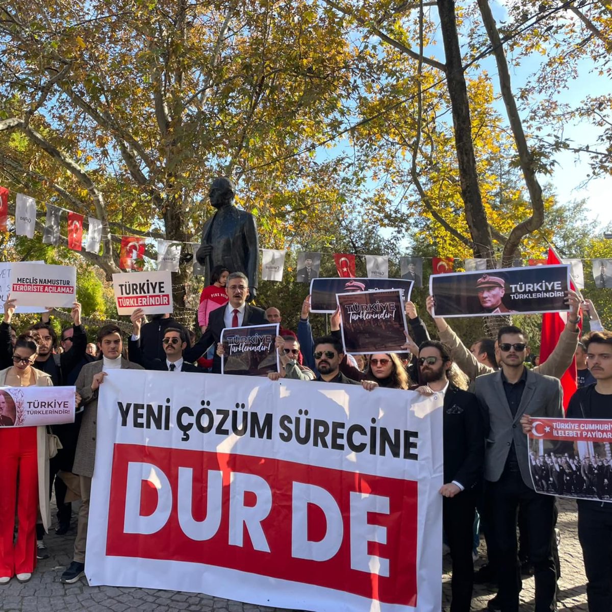 💢Milliyetçi Kongre Derneği, 29 Ekim Cumhuriyet Bayramı'nda AKP hükümetinin sözde çözüm süreci ihanetine dur demek için temiz Türklerle Ankara Kuğulu Park'ta bir araya geldi.

💢Genel Başkan Bahadırhan Dinçaslan, "Milletiyle istişare etmeden teröristle görüşen her yapı