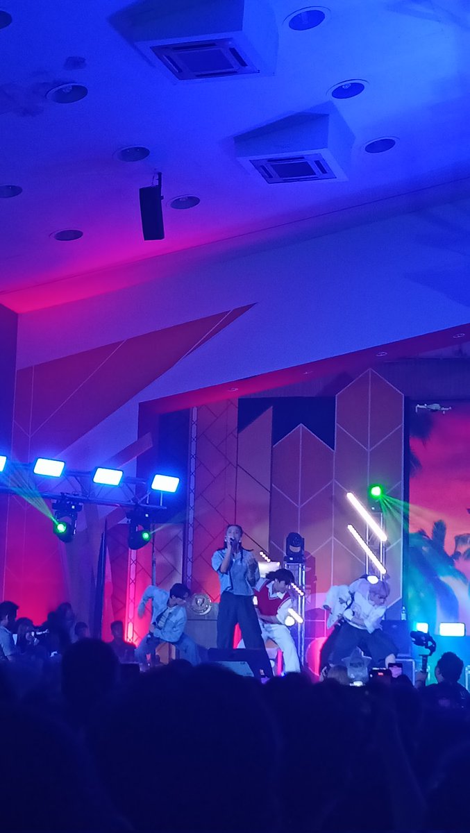 Polyjamarous's tweet photo. Wasn't able to record everything bc I wanted to enjoy the moment since this is my first time ever seeing ALAMAT idk  kelan na ulit mauulit. But you guys @Official_ALAMAT  ARE AMAZINGG!! GRABEEE! LEGENDS OF PPOP INDEED! 

They performed day &amp; night, dayang, Noli, and Maharani! https://t.co/rjffnVYqFY