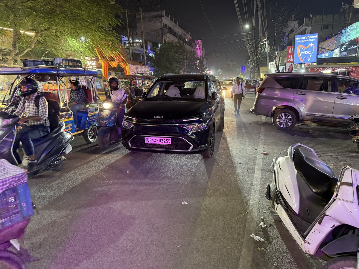 Saket4028's tweet photo. @ghaziabadpolice @Dineshdcop @Uppolice @homeupgov @UPGovt @CMOfficeUP @dgpup @DCPRuralGZB @DCPCityGZB @DCPTHindonGZB Please do needful at Rakesh marg https://t.co/rXhAbNQoZk
