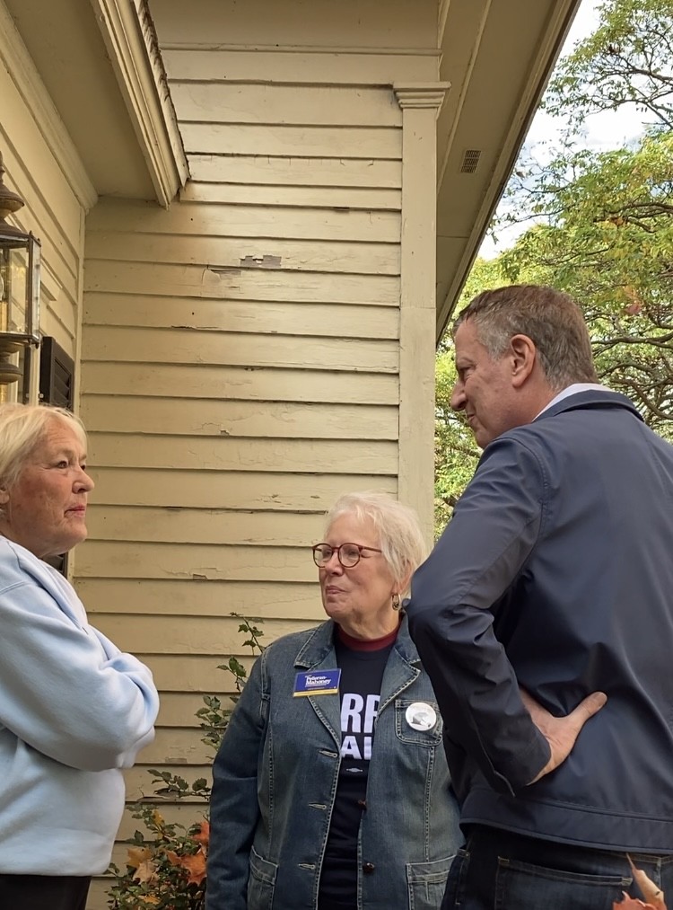 KPMahoneyRep102's tweet photo. CAMPAIGN UPDATE: After rallying the troops at the Oceana County Democratic Party HQ in Pentwater, former New York Mayor Bill de Blasio @BilldeBlasio went door-to-door with Team-KP in Pentwater - great to have his endorsement! For more info, or to donate, please visit: https://t.co/Yx1gyj9v6k  #TeamKP #GOTV2024  #ManisteeCounty #MasonCounty #OceanaCounty #MuskegonCounty