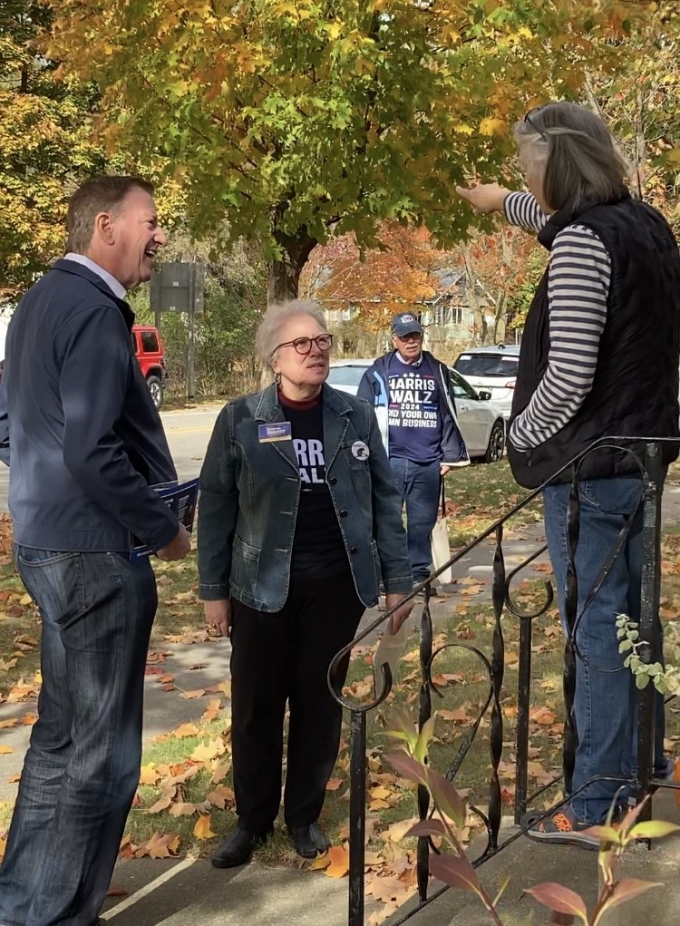 KPMahoneyRep102's tweet photo. CAMPAIGN UPDATE: After rallying the troops at the Oceana County Democratic Party HQ in Pentwater, former New York Mayor Bill de Blasio @BilldeBlasio went door-to-door with Team-KP in Pentwater - great to have his endorsement! For more info, or to donate, please visit: https://t.co/Yx1gyj9v6k  #TeamKP #GOTV2024  #ManisteeCounty #MasonCounty #OceanaCounty #MuskegonCounty