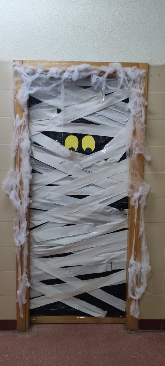 En el IES Jorge Guillén ya tenemos la puerta de entrada a Halloween. Quién se atreve a entrar? Nuestras maestras de ceremonia Mónica y Maribel os acompañarán hasta dar con el espíritu de Josefina 😱
