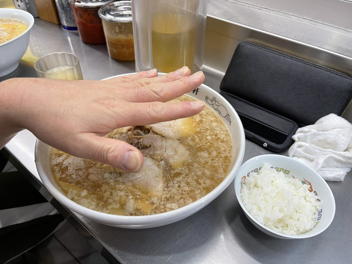 首都高走らせてホープ軒へ🍜

わたしはネギラーメンをオーダー。
目の前が明治神宮球場で、
球場眺めながらのラーメンでした。

それにしても大盛り器でっか🤣
ご馳走様でした。