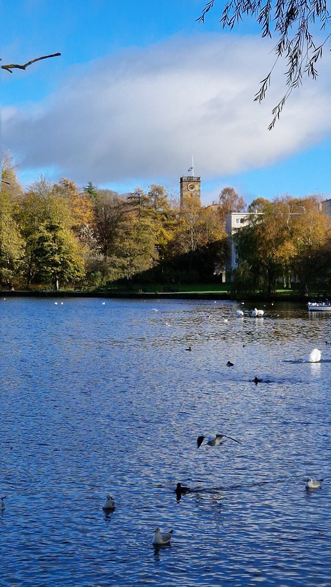 Flag at half mast on the Burgh Halls today as Linlithgow lad Alex Salmond is laid to rest in Aberdeenshire surrounded hy friends &amp; loved ones. Scotland remembers it ain 🏴󠁧󠁢󠁳󠁣󠁴󠁿🕯