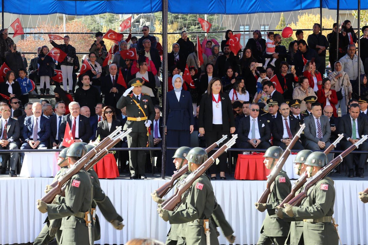 siper_mehmet's tweet photo. Cumhuriyetin kazanıldığı ve temellerinin atıldığı Afyonkarahisar'ımızın Zafer Meydanı'nda, 29 Ekim Cumhuriyet Bayramı 101. Yıl etkinlikleri kapsamında düzenlenen törene katıldık. https://t.co/vV6mabCChk