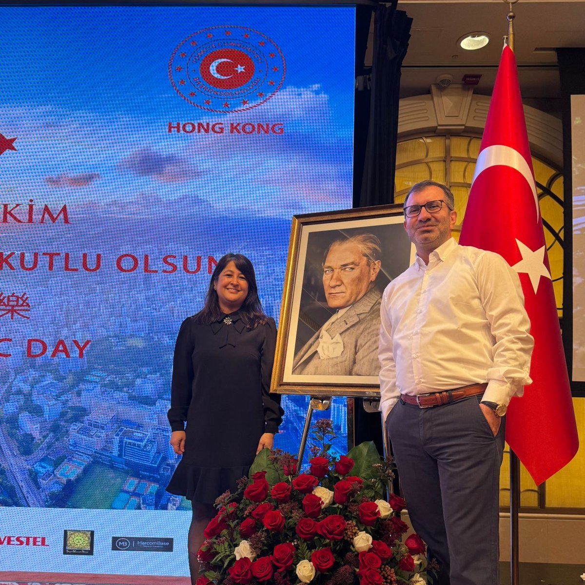 Honk Kong konsolosluğumuzun ev sahipliğinde çok güzel bir akşamla Cumhuriyet bayramımızı kutladık. Nice yıllara 🇹🇷🇹🇷🇹🇷