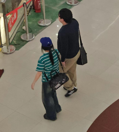 AboutMusicYT's tweet photo. People dressed as Bang Sihyuk and Min Heejin for Halloween were spotted in China. https://t.co/cYWFgsvvrd