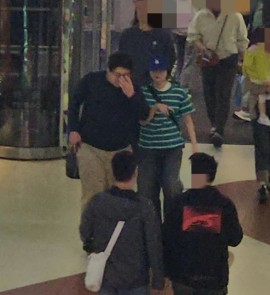 AboutMusicYT's tweet photo. People dressed as Bang Sihyuk and Min Heejin for Halloween were spotted in China. https://t.co/cYWFgsvvrd
