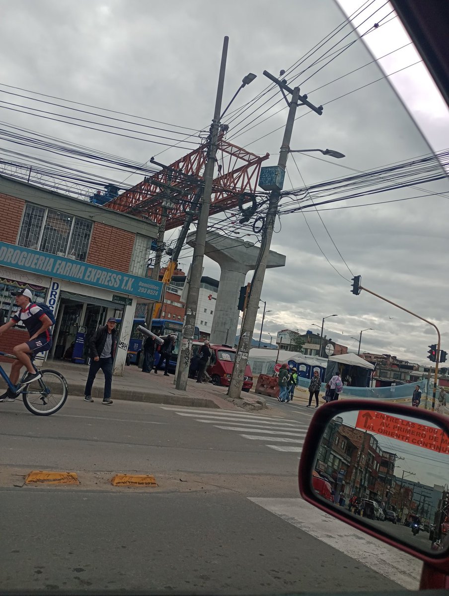Me acabo de demorar 45 minutos en un trayecto de 3Km desde Bosa a mi casa, en donde además no hay agua, gracias a este adefesio en el que los tecnócratas gomelos en la perra vida se van a montar...buenos días ☺️