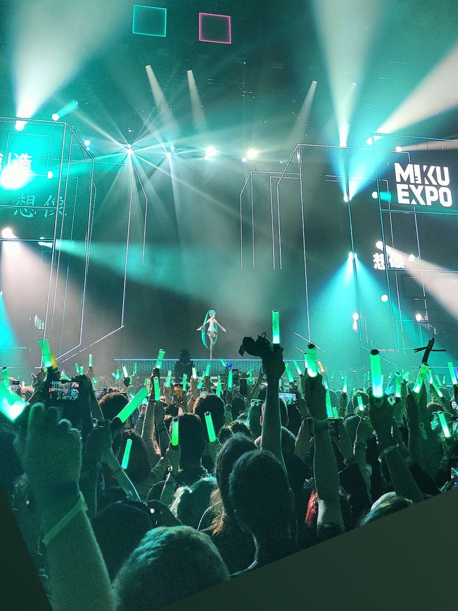 AeluxArctail's tweet photo. Day 3 and weekend adventure has come to an end ;n; Thank you so much to the #hukec folks for making a fun time as always and it was so nice to see some of my Freaky FantΓ³me friends too :3
If you see this #mintfantome, know that when the camera counted down we shouted "she hates us")
P.s. I lost the solo pics of my outfit for now I will post if they appear from the person