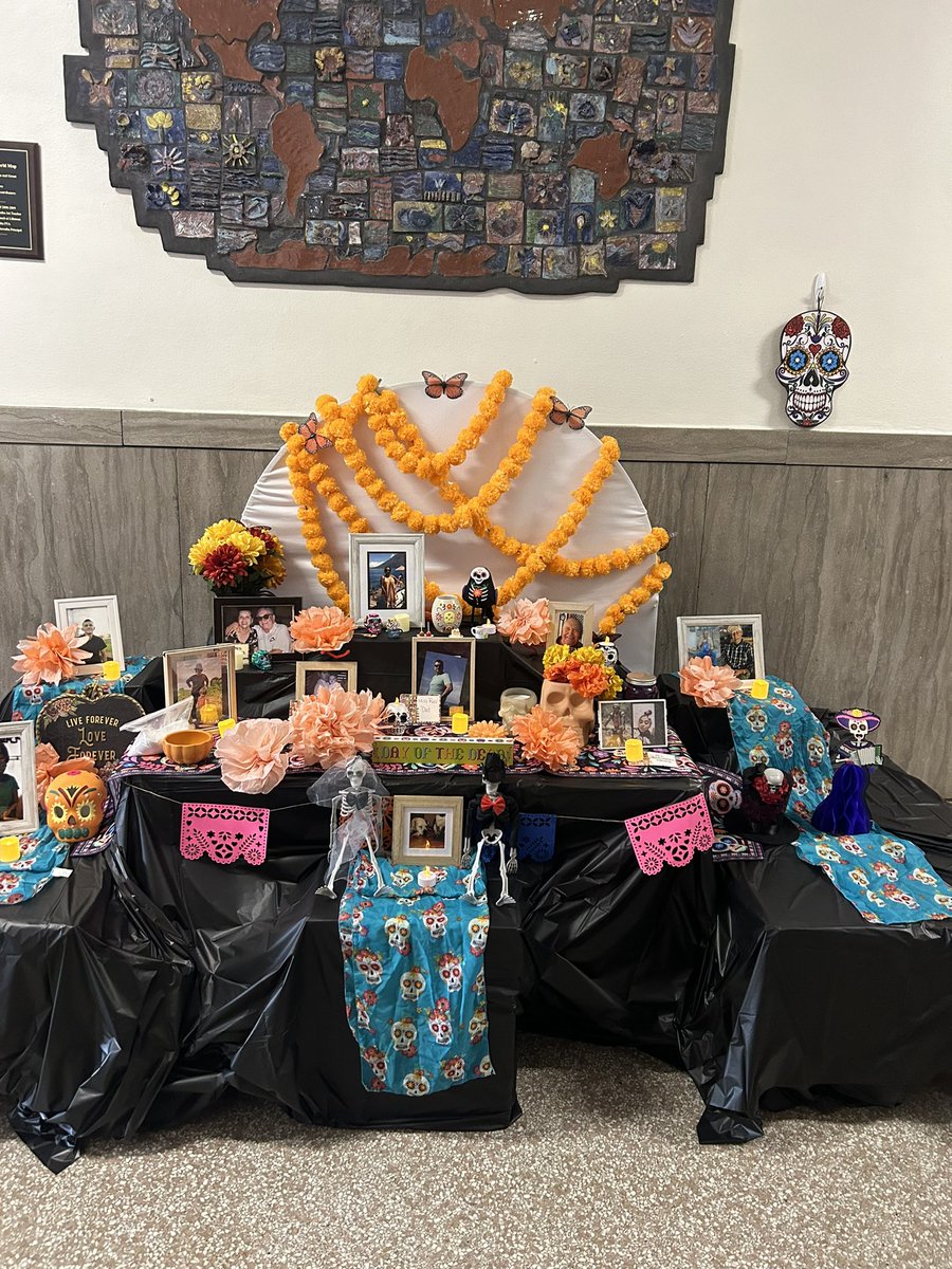 Veronic02015493's tweet photo. At Hiawatha, we embrace culture and community every day! This #DiaDeLosMuertos, our students engage in meaningful activities to learn about this beautiful tradition. From ofrendas to storytelling, we’re celebrating together. #hiawathapride #d100inspires https://t.co/Q1YshyQ2wm
