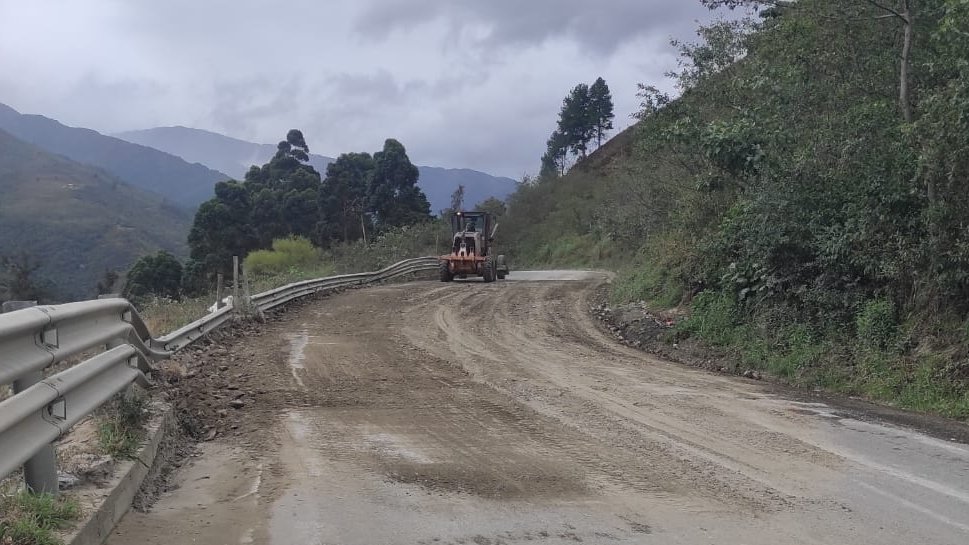 MIT_Ecuador's tweet photo. #Loja | En la vía Loja - Malacatos, sector Cajanuma, trabajamos en la nivelación de carretera en el km 12.

✅Facilitamos la conectividad a los valles de Malacatos, Vilcabamba, Quinara y Yangana.
✅Vía habilitada.
⚠️Conduzca con precaución. https://t.co/TU8zswUGb3