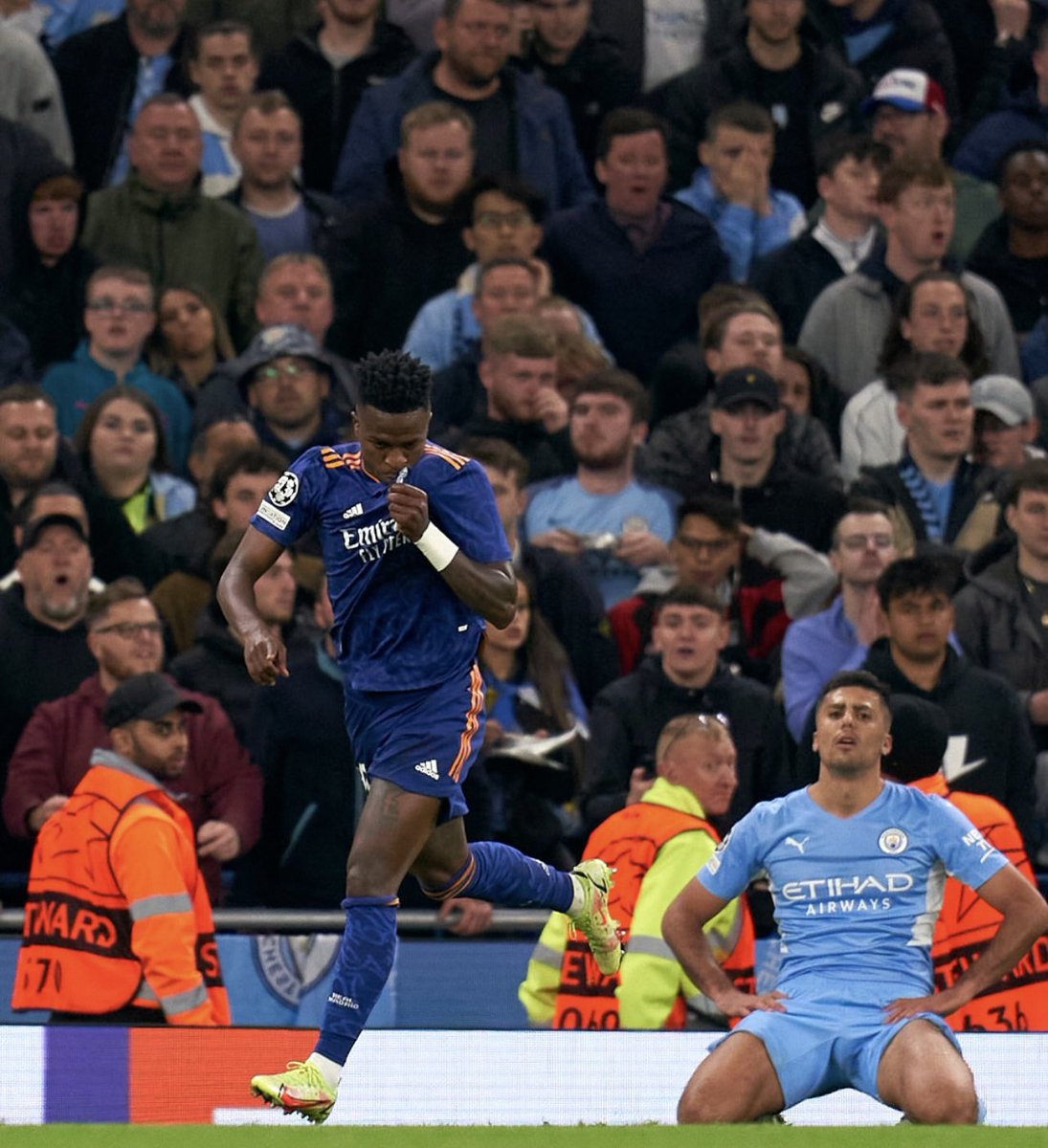 do3bb3r's tweet photo. @fernandinho 🤫 https://t.co/Wc4cxfQFgT