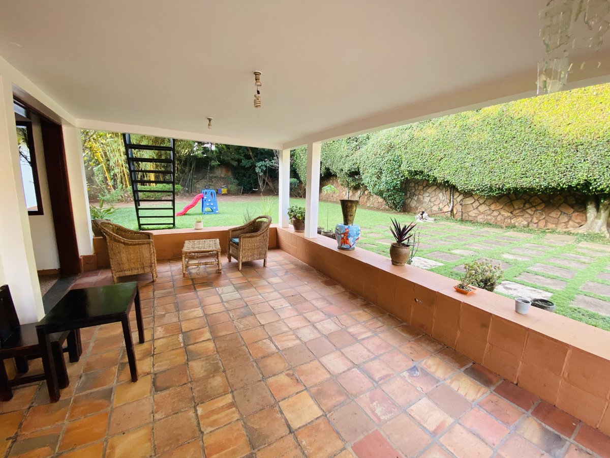 knightfrankug's tweet image. #BookAViewing of this single-storey detached home in Muyenga, sitting on a spacious well-sized plot of land that spans over 0.49 acres.

With a front verandah that leads to a stunning open-plan family/living room, this property features two spacious dining rooms, three