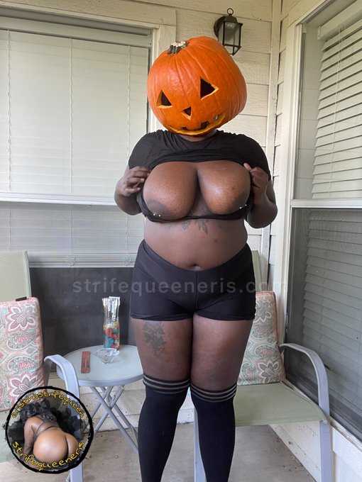 1 pic. can i keep the pumpkin head on while we smash or nah? https://t.co/hhdqI13HXU