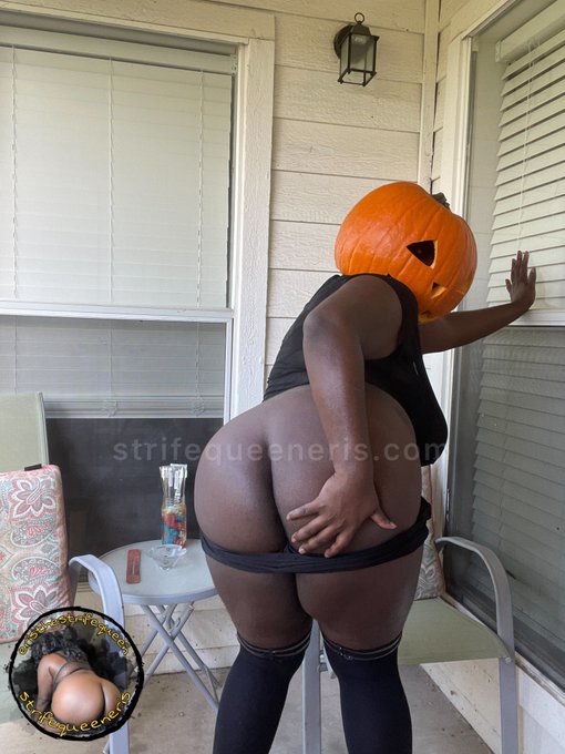 2 pic. can i keep the pumpkin head on while we smash or nah? https://t.co/hhdqI13HXU