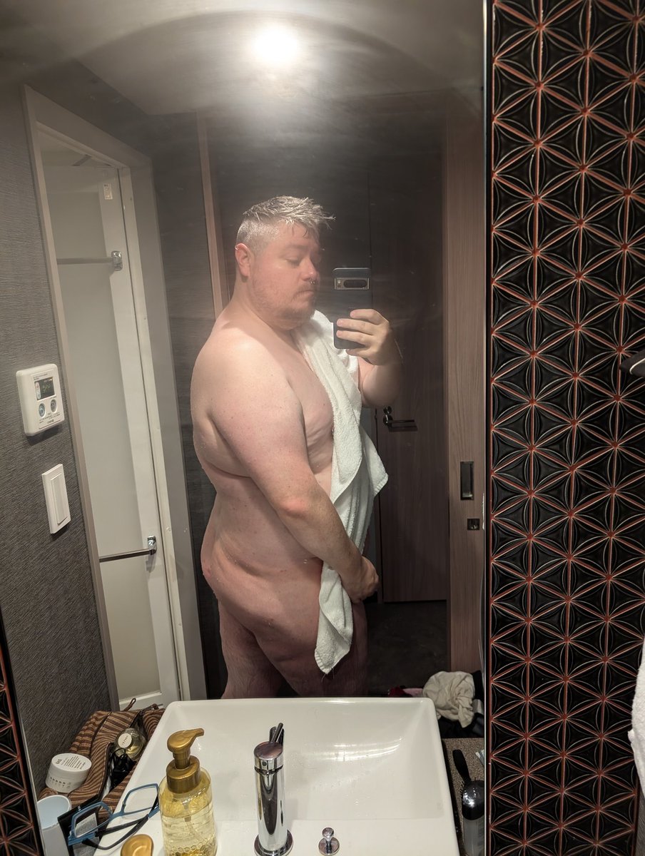 Love a hotel buttshot, even if it's steamy.

Now I just need a big ol' bone to make me steamy as well.

Whatcha got?