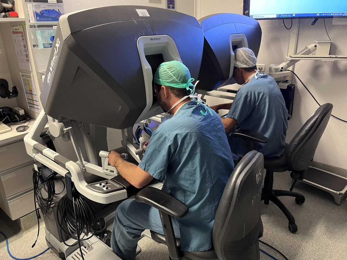 This is how we teach robotic surgery 🦾 <a href="/yossepowitch_MD/">Ofer Yossepowitch</a> <a href="/HaimHerzberg/">Haim Herzberg</a>