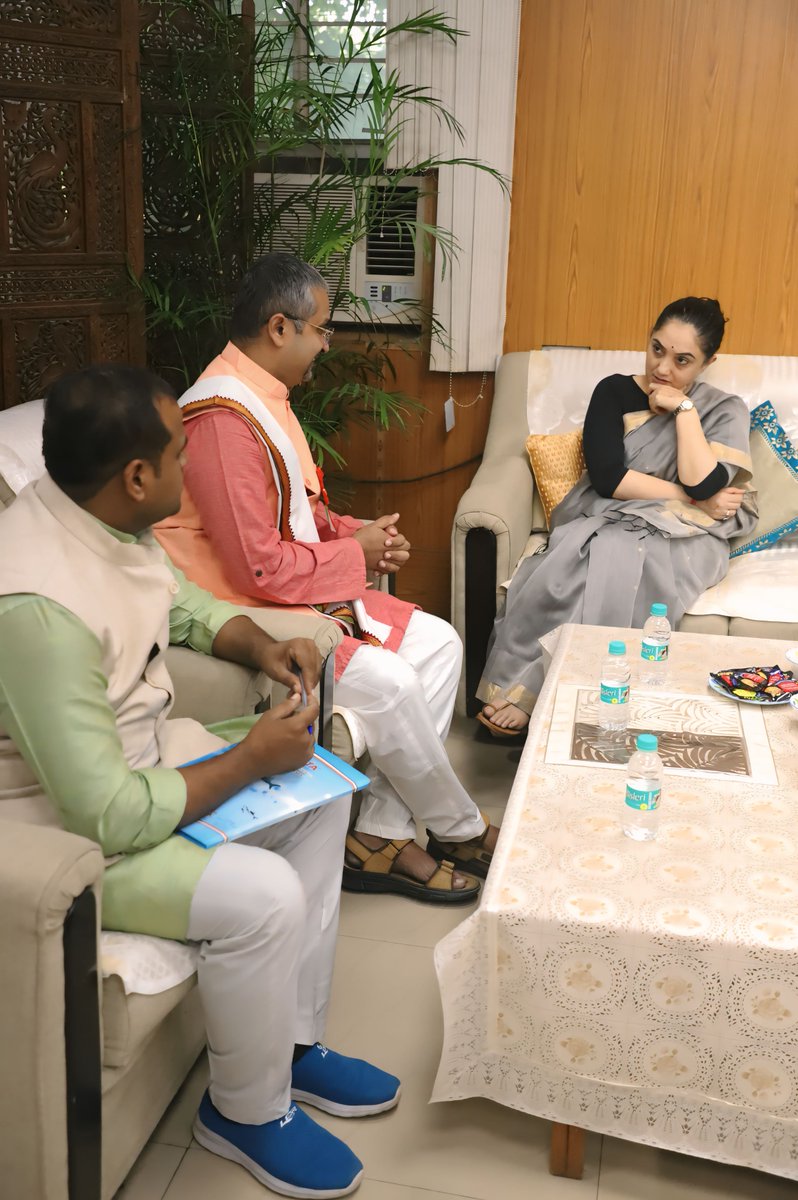 पिछले पोस्ट पर नुपुर दीदी को देखकर उनके शुभचिंतक चिंता व्यक्त कर रहे हैं। उनके लिए सादर - 

It's so simple to be happy, but it's so difficult to be simple. 
खुश रहना बहुत सरल है, पर सरल रहना बहुत कठिन है।

- रबिंद्रनाथ टैगोर

और जो सरल रह लेता है, वो खुश ही रहता है। स्वछंद,