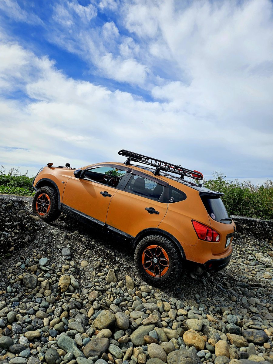 結局、見た目だけのリフトアップした車とオフロード性能変わらん(笑)
デュアリスは、ペラシャやマフラーがちゃんとセンタートンネルの中を通ってるから腹下擦りにくい😂
#デュアリス
#オフロード
#リフトアップ