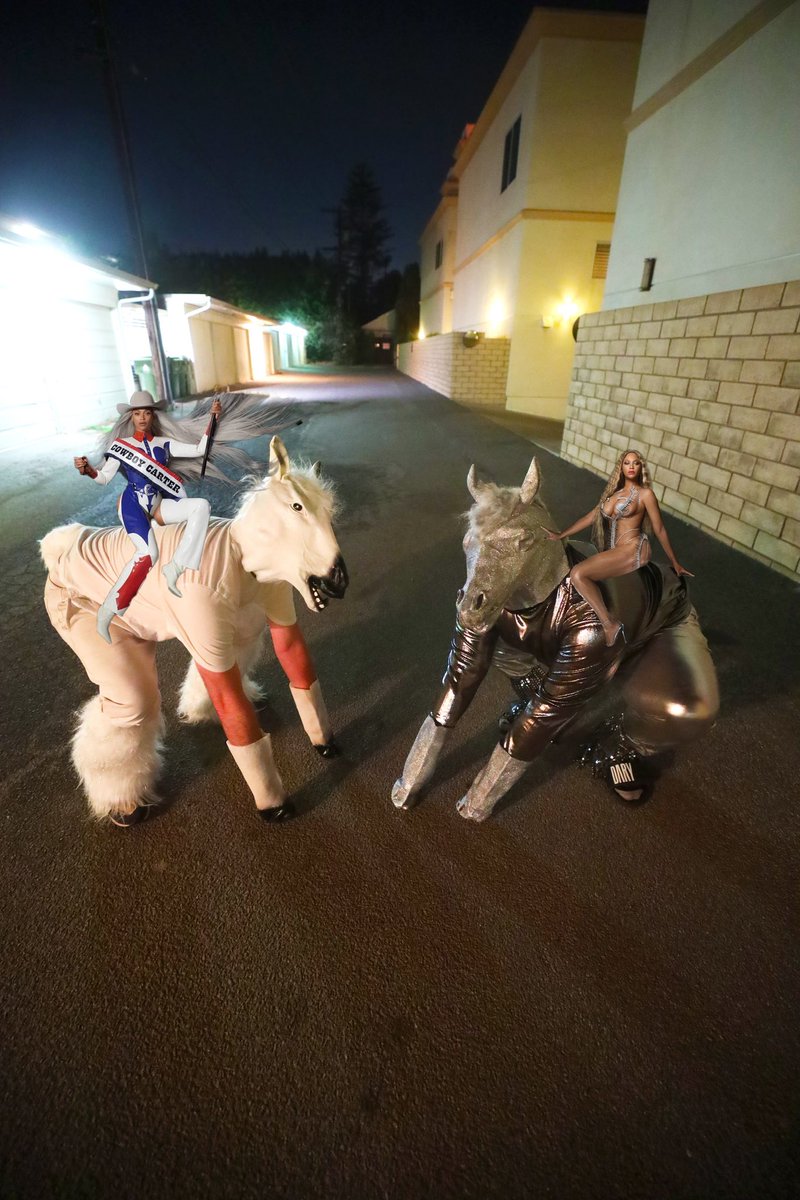 MacDoesIt's tweet image. i hate gay halloween, what do you mean you’re beyoncé’s horses?