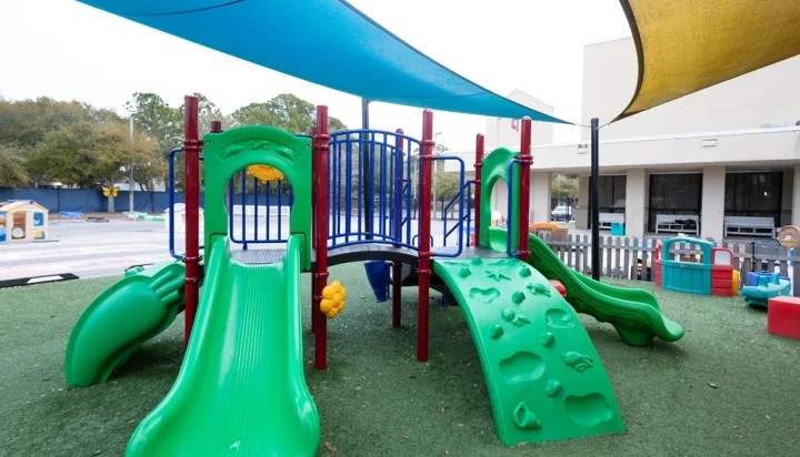 ProPlaygrounds's tweet image. Happy Tuesday! The project at First United Methodist School in Fort Walton Beach, FL, involved installing the KS113 Fort Fun Play System with a custom beachball color scheme and an arch bridge. Additionally, 2,000 sqft of artificial turf with 2.25″ padding was installed.