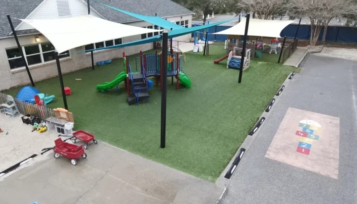 ProPlaygrounds's tweet image. Happy Tuesday! The project at First United Methodist School in Fort Walton Beach, FL, involved installing the KS113 Fort Fun Play System with a custom beachball color scheme and an arch bridge. Additionally, 2,000 sqft of artificial turf with 2.25″ padding was installed.
