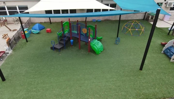 ProPlaygrounds's tweet image. Happy Tuesday! The project at First United Methodist School in Fort Walton Beach, FL, involved installing the KS113 Fort Fun Play System with a custom beachball color scheme and an arch bridge. Additionally, 2,000 sqft of artificial turf with 2.25″ padding was installed.