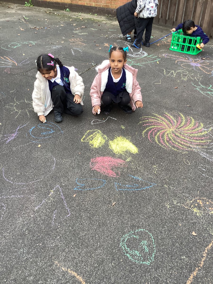 AbbeyMead_TMET's tweet photo. FOL/SS have been busy creating beautiful Rangoli patterns and colourful fireworks for Diwali 🪔 🎆 #eyfs #creatingwithmaterials #UTW #celebrations https://t.co/ru3AHgakco