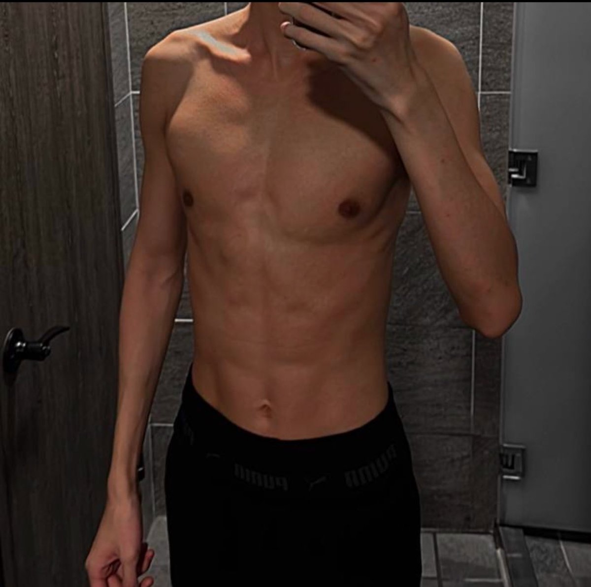 Rst20012's tweet photo. 努力健身來取悅每一個操淦我的一號🥵
或是⋯被我操淦的弟弟零號😳
好好享受我的肉體😝 https://t.co/vydqTZLu67