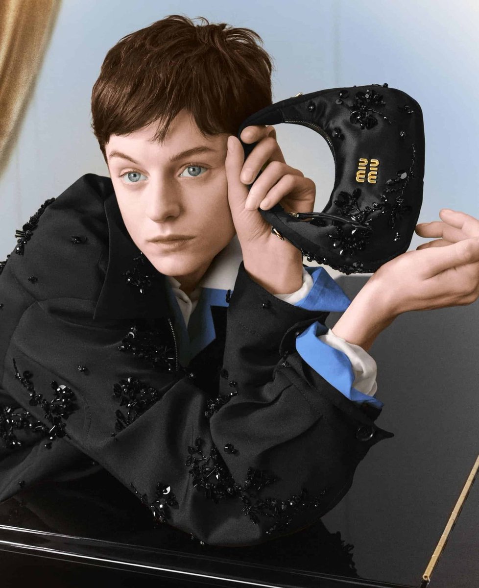 kendam_com's tweet image. Miu Miu Holiday 2024 Campaign shot by Lengua kendam.com/news/campaigns…

#MiuMiu #Holiday2024 #Campaigns #Fashion #Kendam