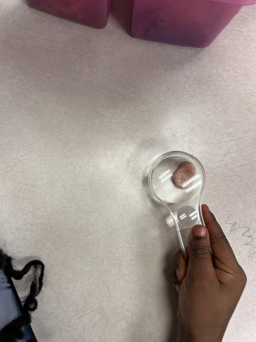 MissJJLopez's tweet photo. Rock properties in Kinder Science class! Students learned how to use a magnifying glass and how it helps us see things more closely. @hearnehusky https://t.co/hajsYzROaw