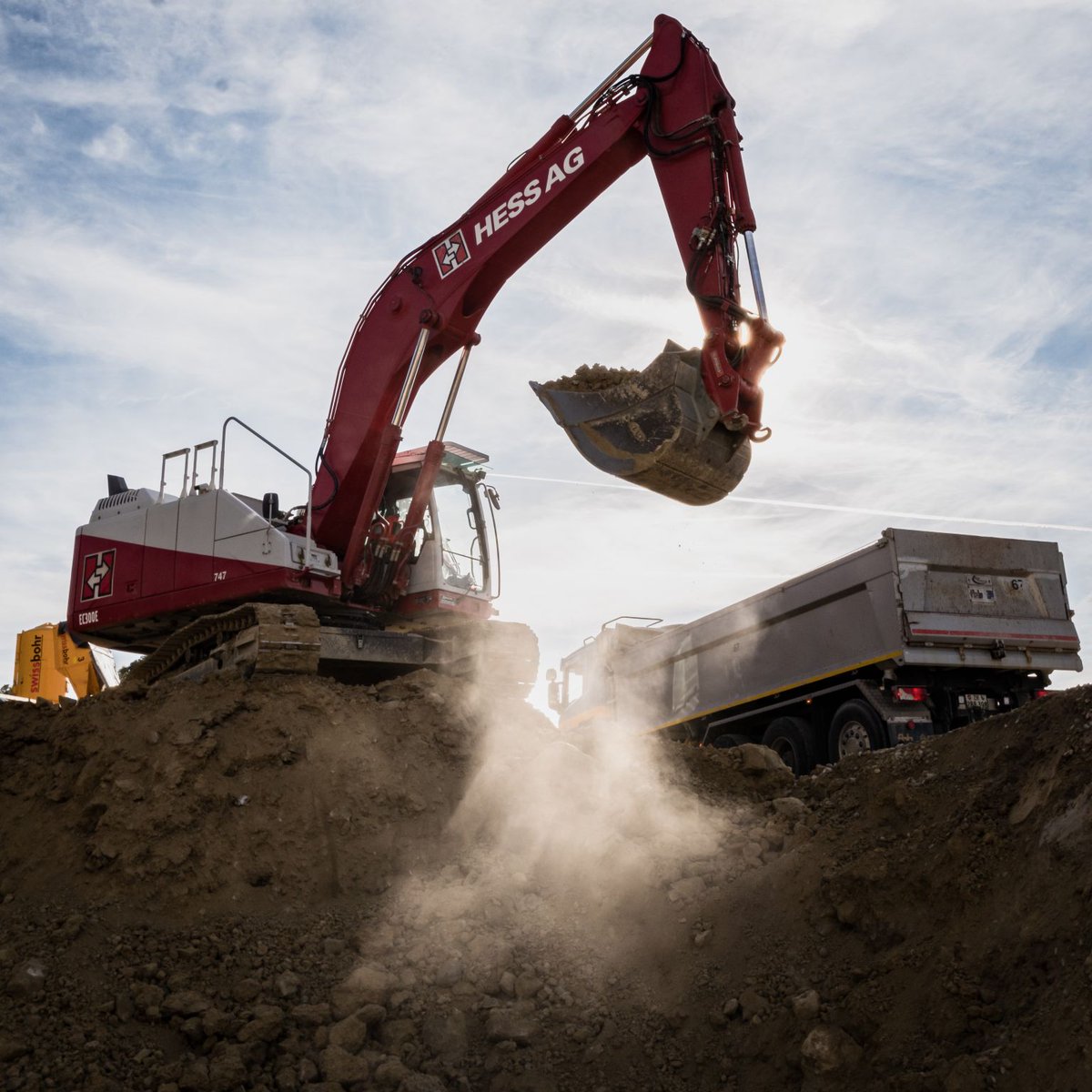 Der Baustart für das Wohnbauprojekt „tilia“ hat am 1. Juli 2024 stattgefunden.

Im  ersten Arbeitsschritt fällt ein Aushub von 44‘000m³ an. Dies  entspricht rund 22 olympischen Schwimmbecken mit einer Grösse von  50x20x2 Metern.

#Boldern #Tilia #BoldernTilia #Bolderninspiriert