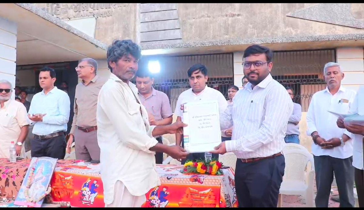 આજે ધનતેરસના શુભ દિવસે ગીર ગઢડા તાલુકાના જામવાળા ખાતે ઘરથાળ પ્લોટના સનંદ વિતરણનો કાર્યક્રમ માનનીય કલેકટર સાહેબશ્રી ગીર સોમનાથના અધ્યક્ષ સ્થાને યોજવામાં આવ્યો. જેમાં ગીર ગઢડા, જામવાળા, નવા ઉગલા તથા જુના ઉગલા ગામોના મળી કુલ-૨૩ લાભાર્થીઓને સનંદનું વિતરણ કરવામાં આવ્યું.