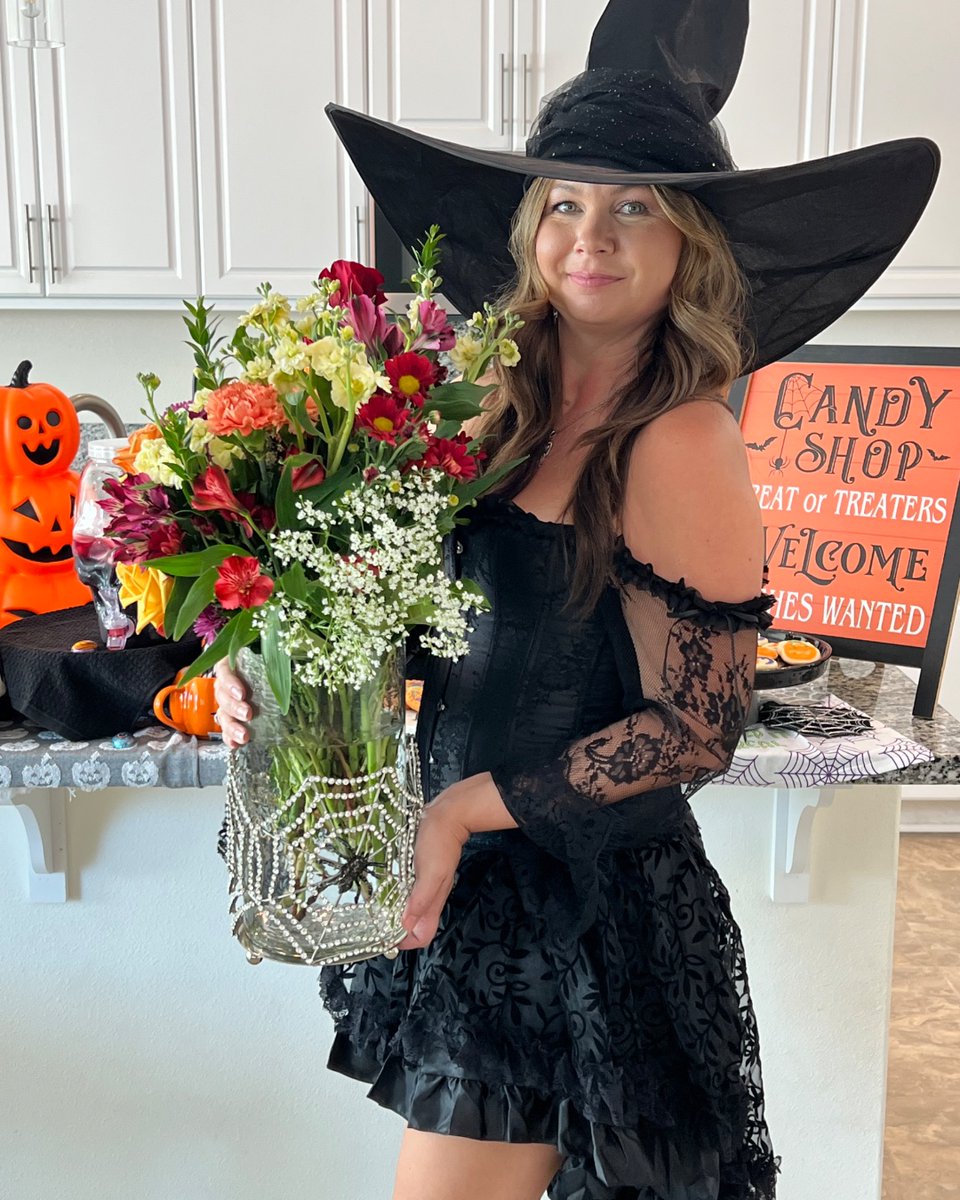This is your sign to grab your best witches and brew up a Halloween bash 🖤🔮

Spooky season is better with boo-tiful bouquets and tasty treats: bit.ly/3BC445c