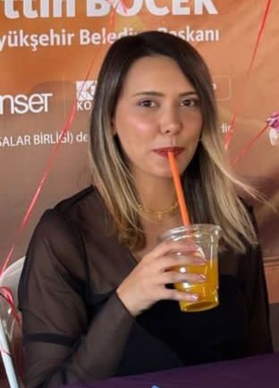 Okulda ki yangın ziline basmamış tüm okulu ayağı kalkırmamış gibi masum masum portakal suyumu içerken kameraya yansıyan görüntüm:d 
#KarantinaFilmOluyor @beyzaalkoc