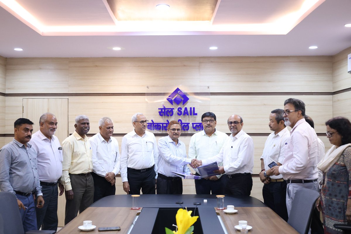 RITESLIMITED's tweet photo. New Tracks Ahead!π€οΈ
#RITES and #SAIL Bokaro Steel Plant sign an MoU to power #RailConnectivity within the plant. Together, we aim at bringing efficiency, precision, and quality to every track laid. @SAILsteel
#Infra4Future https://t.co/MXPNarbYLi