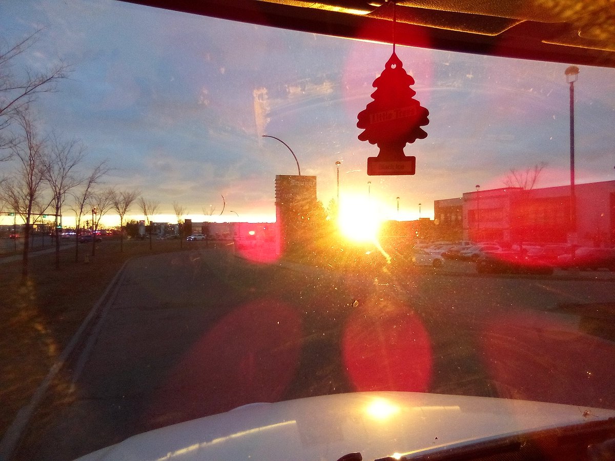 mooncheeeeese's tweet photo. Back at the grind, good morning everyone #morning #sunrise https://t.co/bSA4hpoDNp