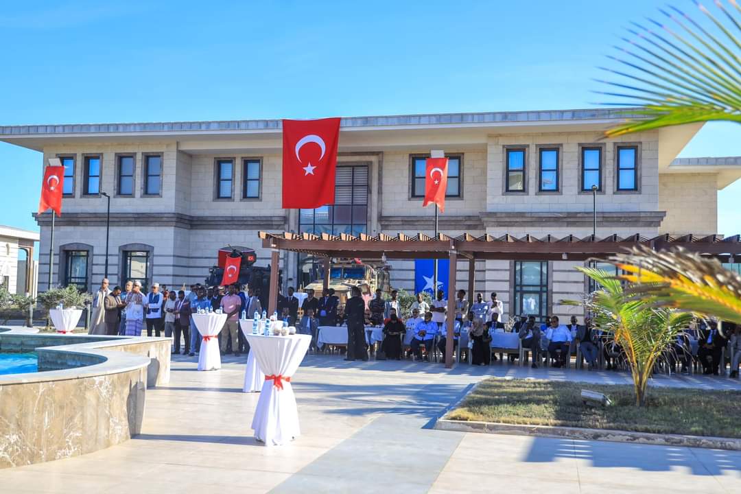 Taliyaha CXDS S/gaas ibraahim Sheikh Muxudiin ayaa ka qeyb-galay  xuska 101 sano guurada maalinta Aas-aaska Jamhuuriyadda Turkiga. 
 
Munaasabaddan oo ay goobjoog ka ahaayeen mas’uuliyiin ka ka tirsan DFS ayaa waxaa martigelisay Safaararadda Turkiga ee Muqdisho.