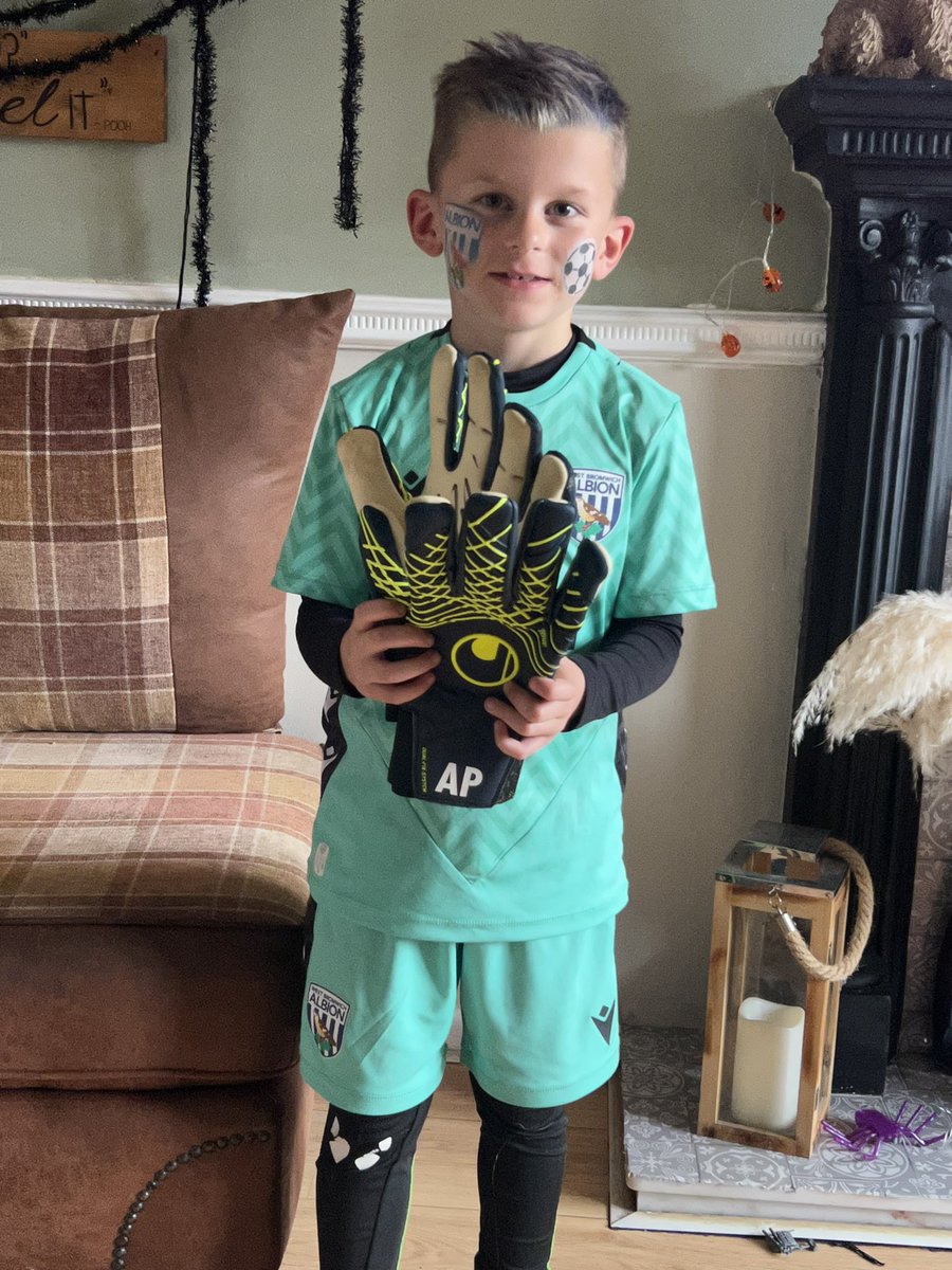 craigcoburn3's tweet image. Great morning watching @WBA  training this morning and my lad coming away with his favourite players gloves @alex_palmer01  thank you he’s absolutely buzzing !!