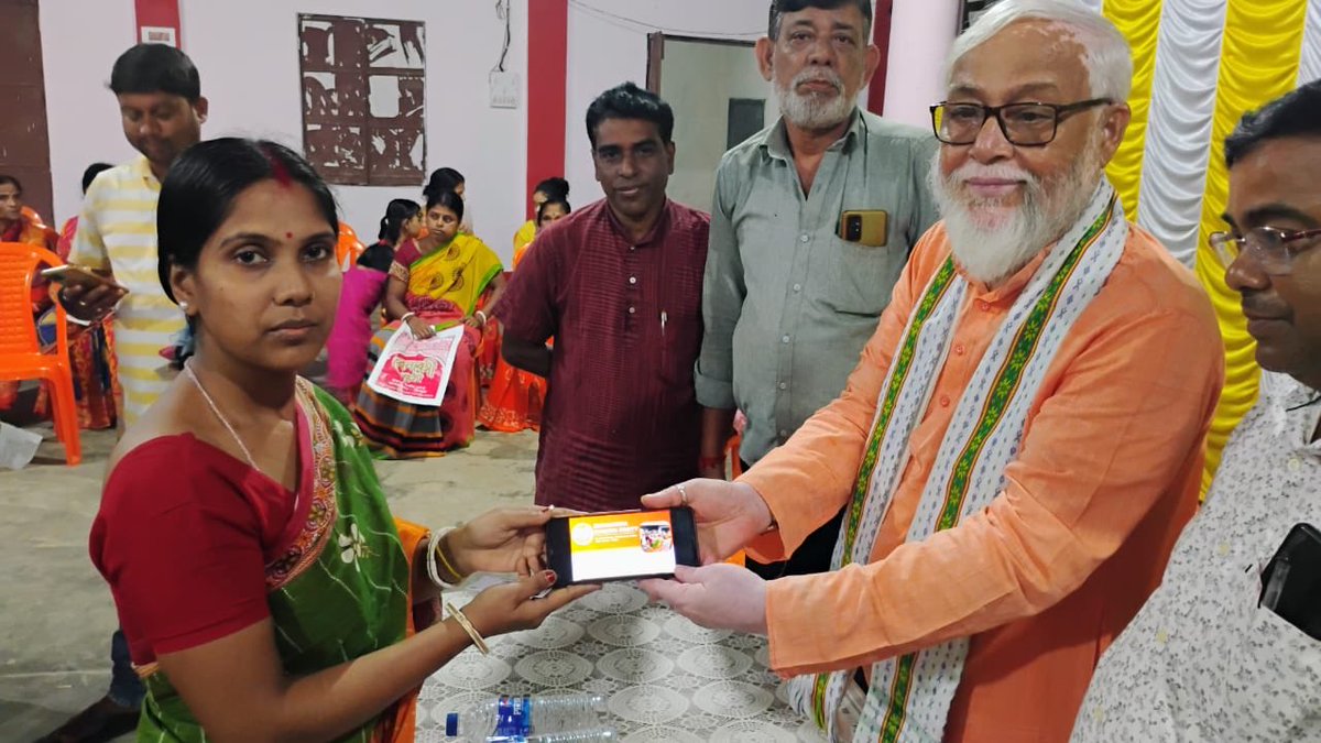 voiceofratan's tweet photo. @membershipabhiyan  আজ খয়েরপুর বিধানসভার লাল মাটিয়া স্থিত ১২নং বুথে বিভিন্ন জনগনকে ভারতীয় জনতা পার্টির সদস্যপদ করানো হয়।

সকলের বিজেপির এবং মোদীজির প্রতি অফুরন্ত শ্রদ্ধা ও ভালোবাসায় আমি আপ্লুত। https://t.co/oJgNthqsBS