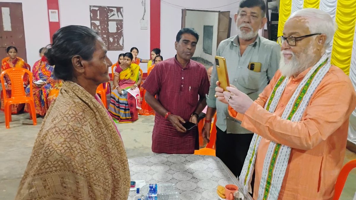 voiceofratan's tweet photo. @membershipabhiyan  আজ খয়েরপুর বিধানসভার লাল মাটিয়া স্থিত ১২নং বুথে বিভিন্ন জনগনকে ভারতীয় জনতা পার্টির সদস্যপদ করানো হয়।

সকলের বিজেপির এবং মোদীজির প্রতি অফুরন্ত শ্রদ্ধা ও ভালোবাসায় আমি আপ্লুত। https://t.co/oJgNthqsBS