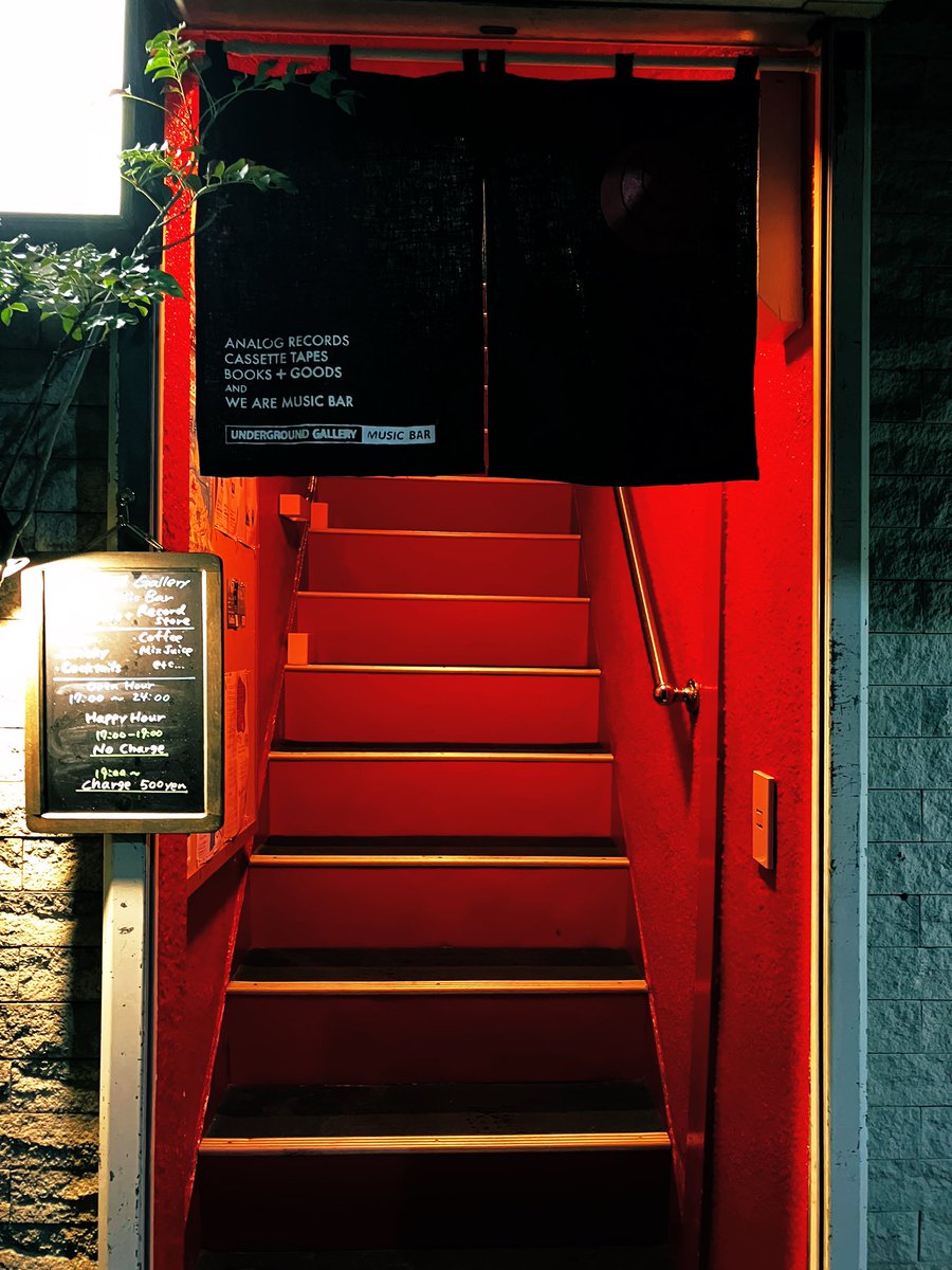 takeshiante's tweet photo. いつでも帰れる。いつでも楽しい。
#undergroundgallery music&amp;bar https://t.co/tDpJ75bXeh