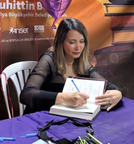 Yeniler: Bu kim?
Eskiler: Kitap okuma alışkanlığı kazandıran ama tüm kitaplarda ya birisini öldürüyor ya da bir karakteri 5 seri boyunca kaçırtan yazar Beyza Alkoç o
#KarantinaFilmOluyor @beyzaalkoc