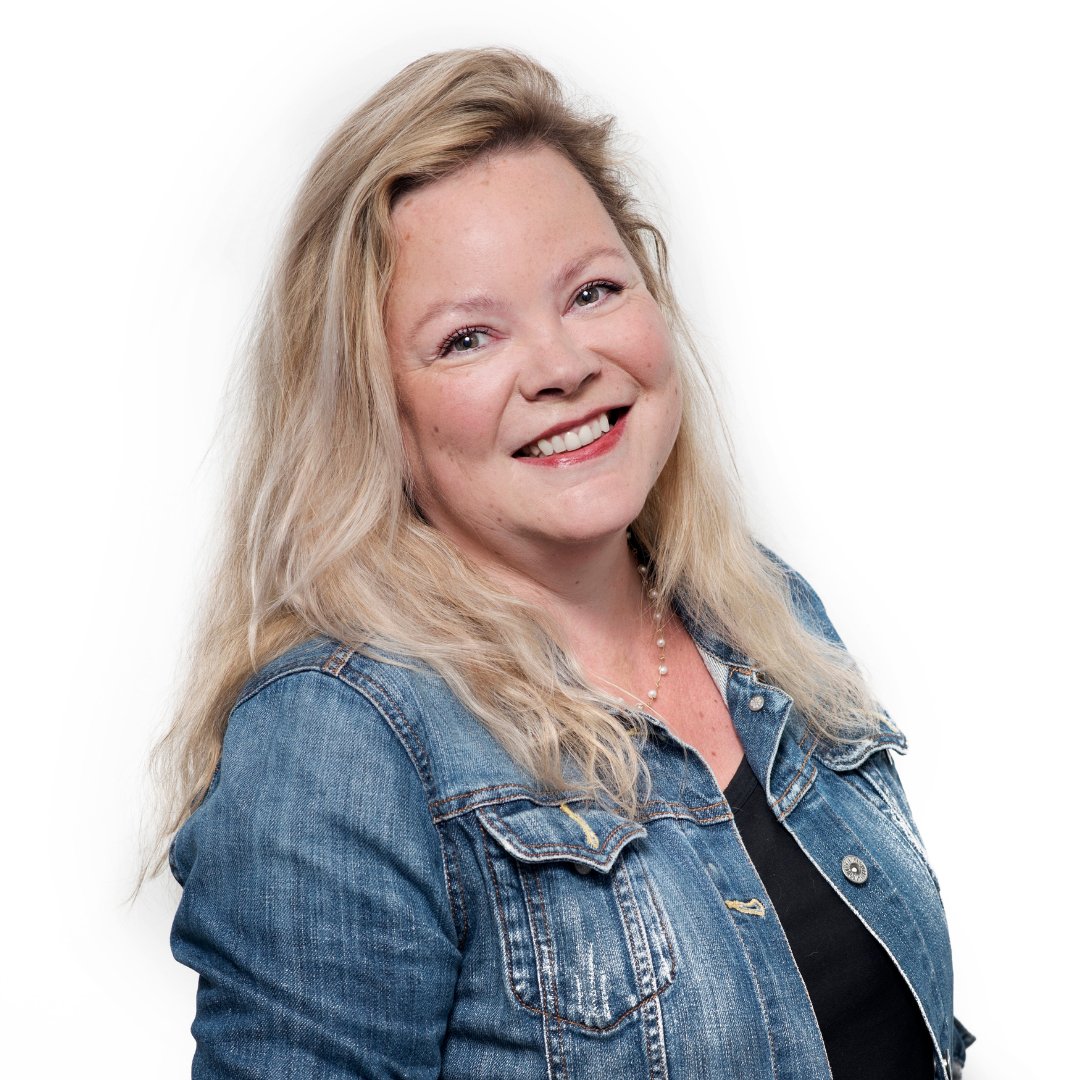 Vanaf vandaag in de (online) boekhandel: 𝘌𝘦𝘯 𝘭𝘢𝘯𝘨𝘦, 𝘩𝘦𝘵𝘦 𝘸𝘪𝘯𝘵𝘦𝘳 van Sylvia Witteman! <a href="/sylviawitteman/">Sylvia Witteman</a> 

Een onweerstaanbare verzameling van scherpzinnige columns uit de Volkskrant. 📰

Foto: Els Zweerink