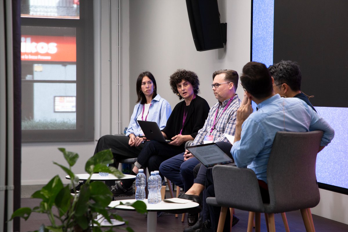 HacTeBCN's tweet photo. And after that, we hosted the first panel to discuss about hybrid research scenarios with: 
-Lúa Coderch (@BAUedubcn) 
-Marta Royo Llonch (@shookstudio/@ICM_CSIC) 
-Derek Curry &amp; Jennifer Gradecki (@Northeastern) 
-Joel Ong (@YorkUniversity)
-Lucia Sommerer (@unihalle/ @YaleISP) https://t.co/nCgzk3X8xJ