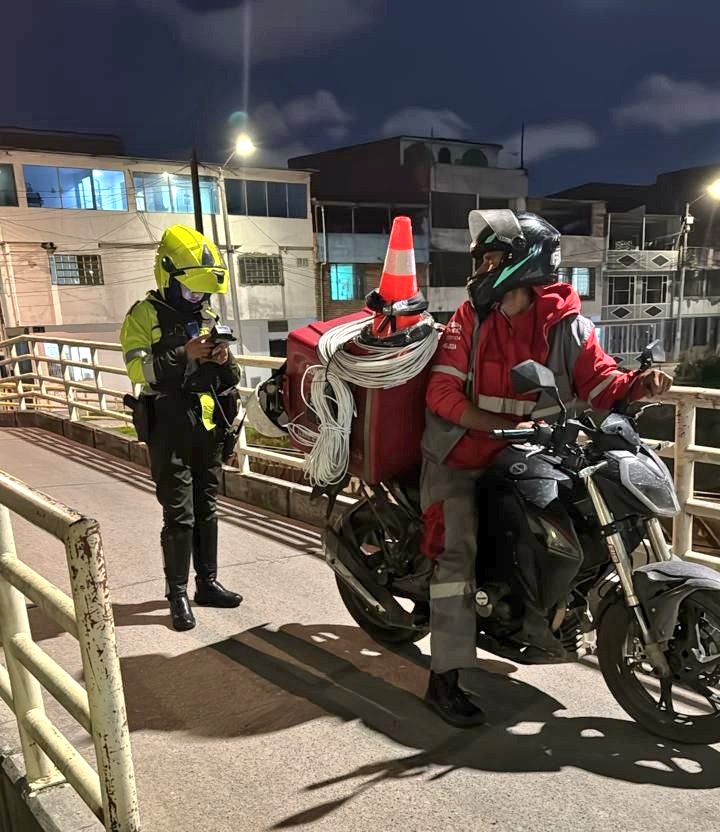 SectorMovilidad's tweet photo. ⚠️Anoche atendimos la denuncia que nos hizo la ciudadanía sobre la circulación de motociclistas por el ciclopuente de Bosa, en la carrera 90A con 38sur.🚫

¡No permitiremos que estos malos comportamientos en la vía pongan en riesgo la vida de los peatones! https://t.co/2khhNqFbdM
