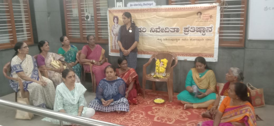 snpkarnataka's tweet photo. ಬೆಂಗಳೂರಿನ ಯಶವಂತಪುರದ ಮಾರಮ್ಮ ದೇವಾಲಯದಲ್ಲಿ ಸೋದರಿ ನಿವೇದಿತಾ ಜಯಂತಿಯನ್ನು ಆಚರಿಸಲಾಯ್ತು. ನೆರೆದಿದ್ದವರೊಡನೆ ಸೋದರಿ ನಿವೇದಿತಾರ ಜೀವನದ ಅಪರೂಪದ ಘಟ್ಟಗಳನ್ನು ಹಂಚಿಕೊಳ್ಳಲಾಯ್ತು.
#ನಿವೇದಿತಾ_ಜಯಂತಿ
#1
#SNP https://t.co/nD9WiXmFPH