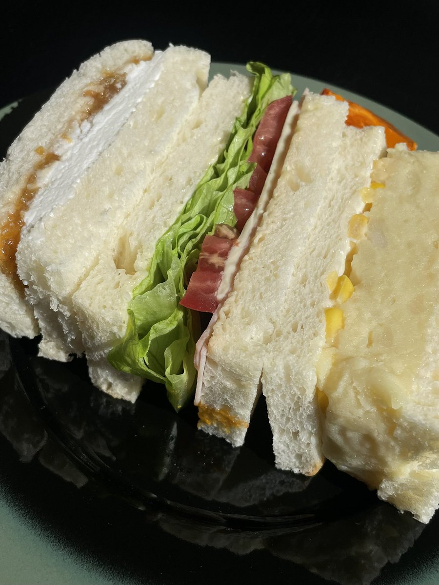 sandwicharchive's tweet photo. 창천동 콜린모리스, 3가지 샌드위치. 

이름대로 3가지의 샌드위치를 종류별로 맛볼 수 있어서 좋았다. 
리코타 치즈와 자두잼, 햄과 치즈, 감자와 옥수수 각각 다양한 조합으로 맛있게 먹었다. https://t.co/dOkYxgXssG